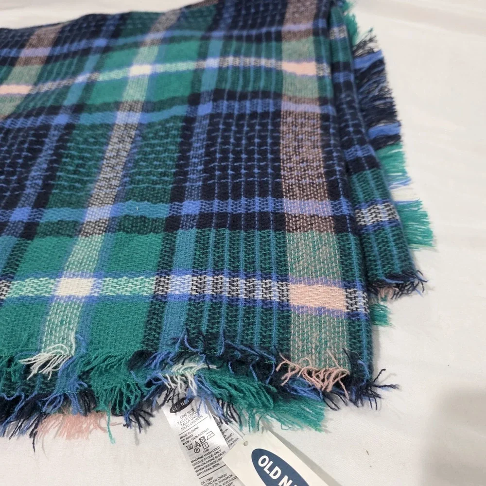 Old‎ Navy Blanket Scarf Plaid Cozy Soft Fringe Hem